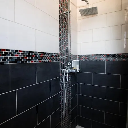 Large Family With Spacious Garden! Nyaraló